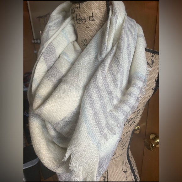 EUC Lot of 6 Cozy Knit Infinity Scarf - Picture 6 of 8